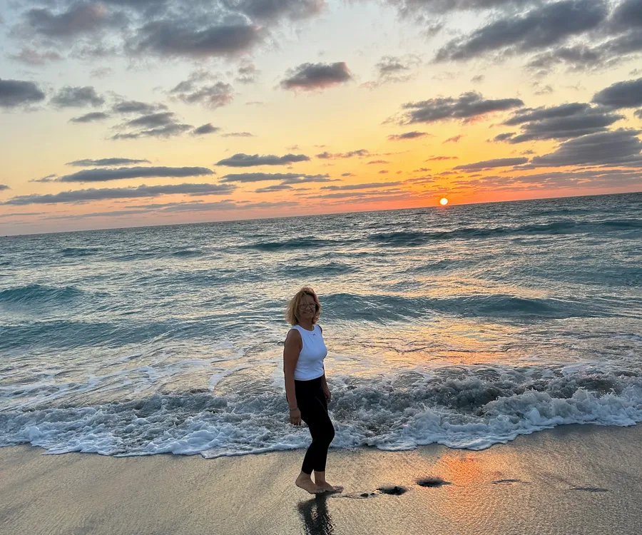 Cristina Duch mirant el mar