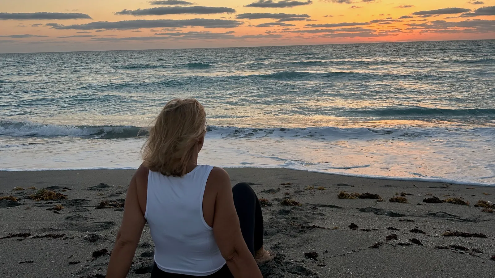 Cristina Duch contemplant el mar a l’albada